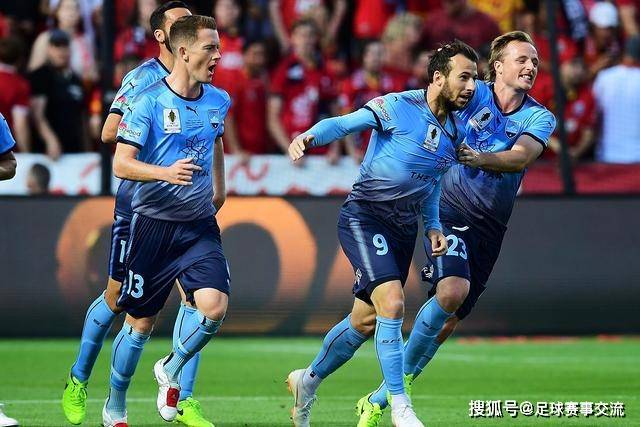 李冰洁在亚运会上以15分53秒52夺金，距离世界纪录还有一段距离